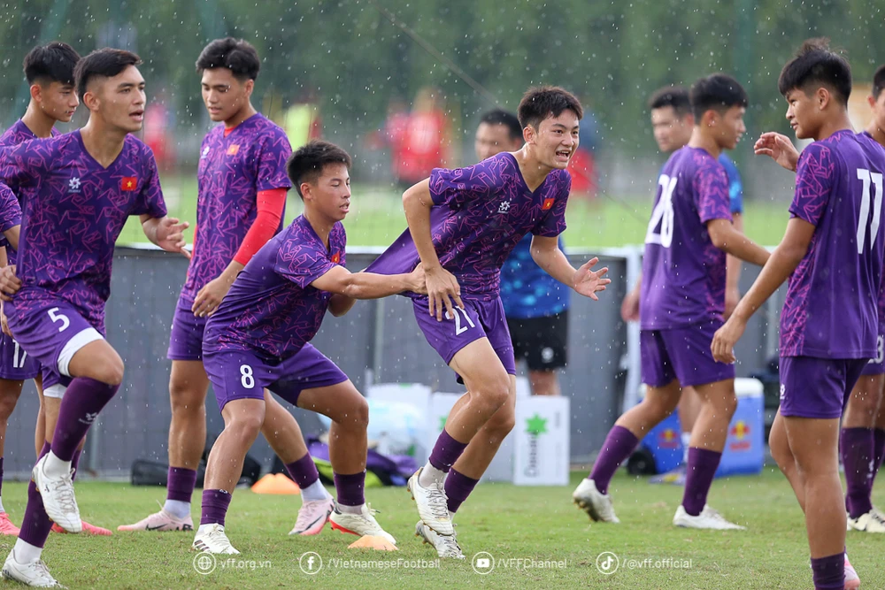 U17 Việt Nam hứng khởi trên sân tập ngày 17-9