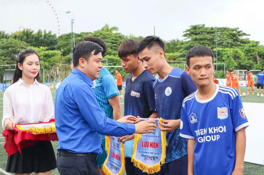 Anh Lê Công Hùng, Phó Bí thư Phụ trách Thành đoàn, Chủ tịch Hội Sinh viên Việt Nam TP Đà Nẵng  trao cờ lưu niệm cho các đội dự giải 